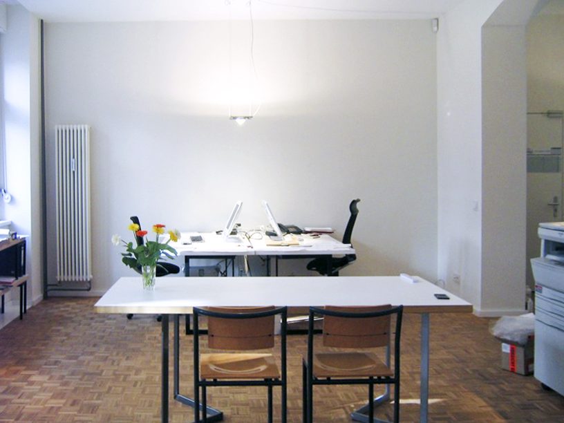 Arbeitsraum im Berliner Büro von A3 Architekten mit Besprechungstisch und Zeichenarbeitsplätzen